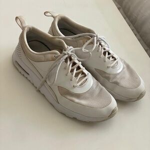 White Nike Air Max sneakers US 8